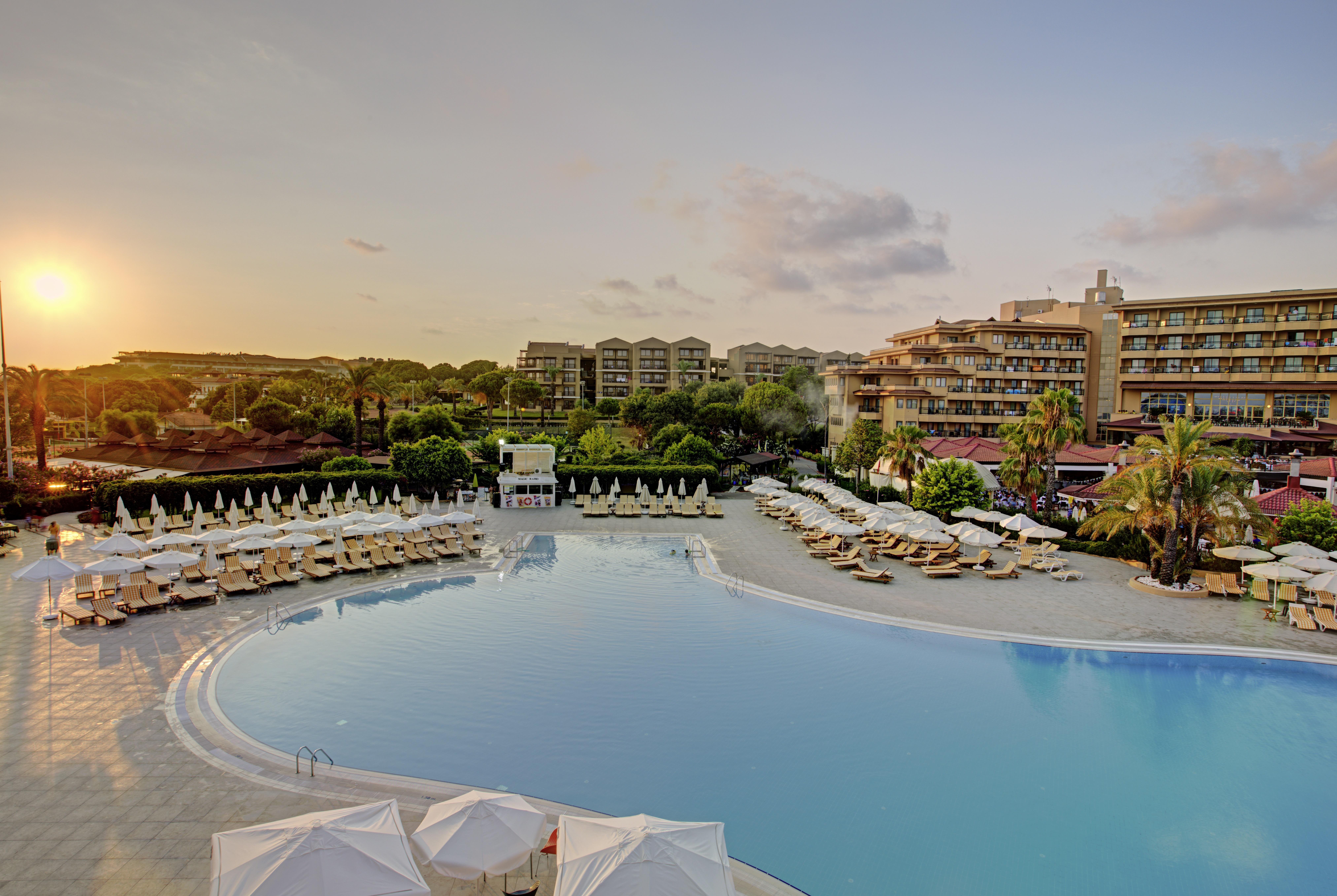 Asteria Family Resort Belek アンタルヤ エクステリア 写真 The resort at sunset