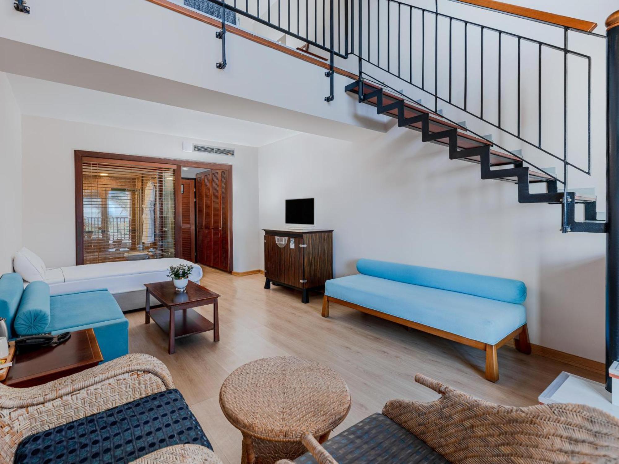 Asteria Family Resort Belek アンタルヤ エクステリア 写真 A living room in a suite at the hotel